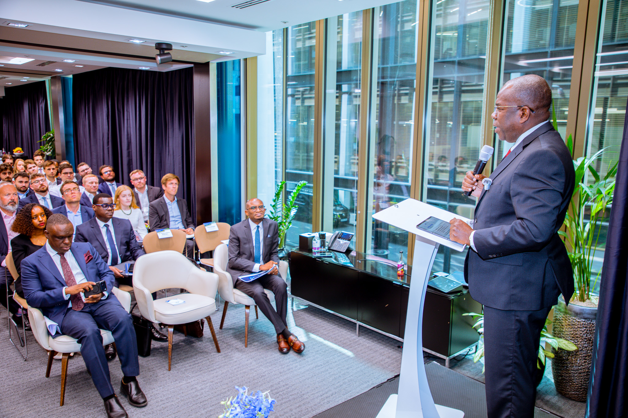 Waziri wa Fedha, Mhe. Balozi Khamis Mussa Omar (Mb), akizungumza wakati wa Mkutano wa Kimkakati wa Uwekezaji na Ushirikiano wa Tanzania (Tanzania Strategic Investment and Partnership Forum) uliowakutanisha viongozi wakuu wa taasisi kubwa za kifedha duniani, sekta ya bima na vihatarishi, ulioandaliwa na Wizara ya Fedha kwa kushirikiana na Standard Bank, Jijini London nchini Uingereza.